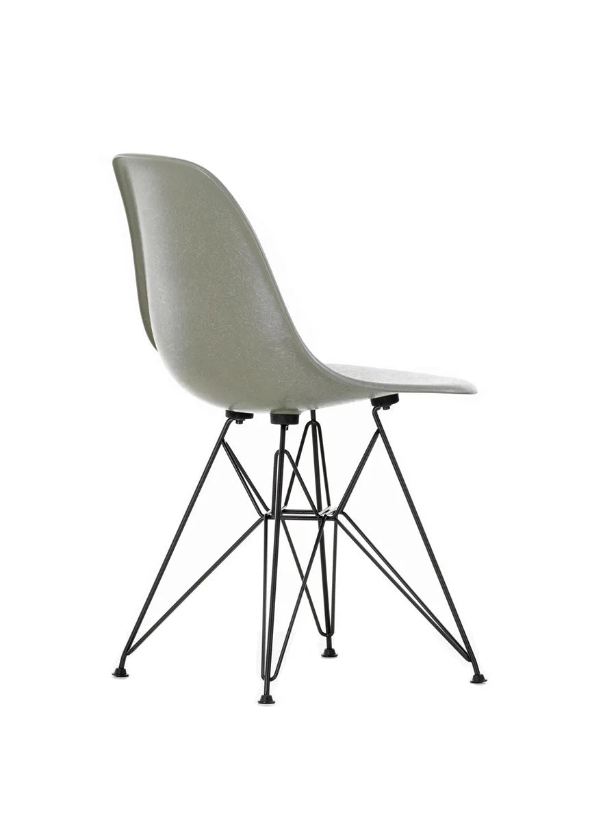 Eames Fiberglass Chair DSR, sortlakeret fra Vitra