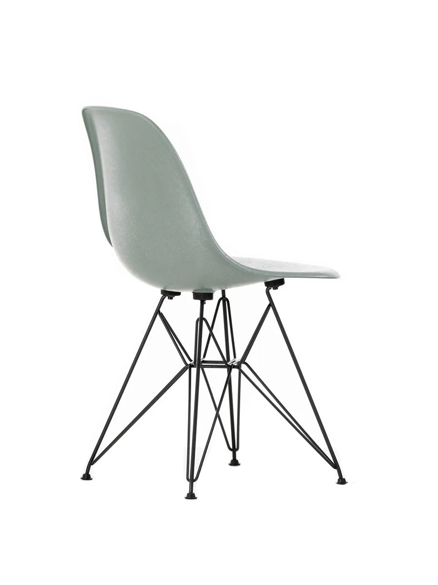 Eames Fiberglass Chair DSR, sortlakeret fra Vitra
