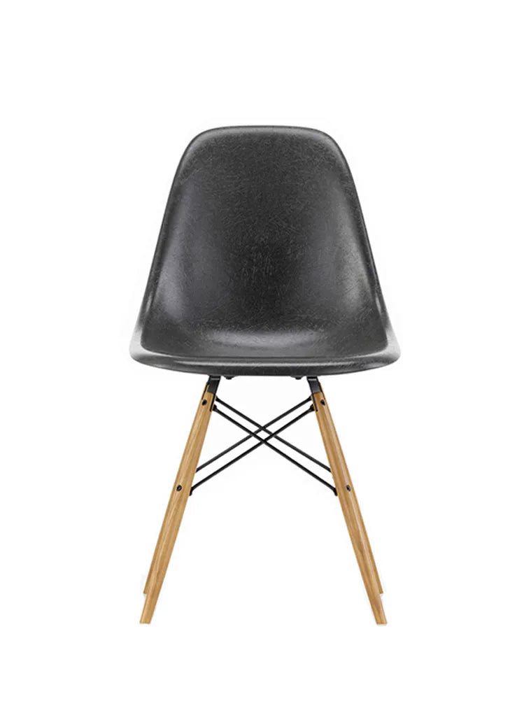 Eames Fiberglass Chair DSW, lys ahorn fra Vitra - 2 - Jacobsen Plus