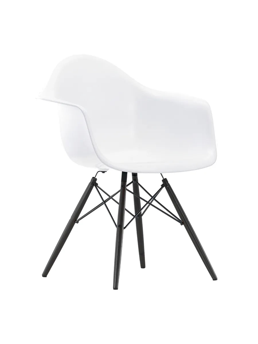 Eames Plastic Armchair DAW, sortlakeret ahorntræ fra Vitra