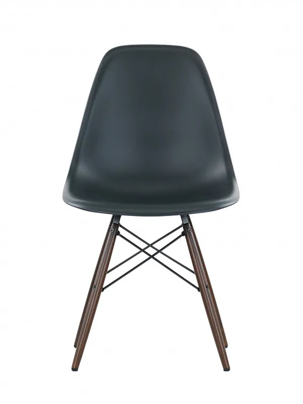Eames Plastic Side Chair DSW, mørkbejdset ahorntræ fra Vitra