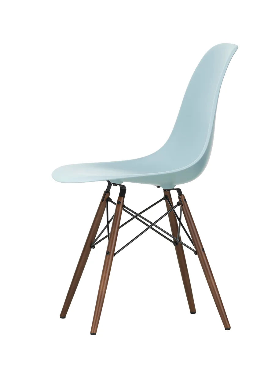 Eames Plastic Side Chair DSW, mørkbejdset ahorntræ fra Vitra
