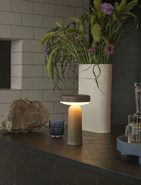 Ease Portable Lamp fra Muuto - Taupe - Jacobsen Plus