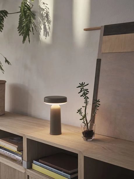 Ease Portable Lamp fra Muuto - Taupe - Jacobsen Plus