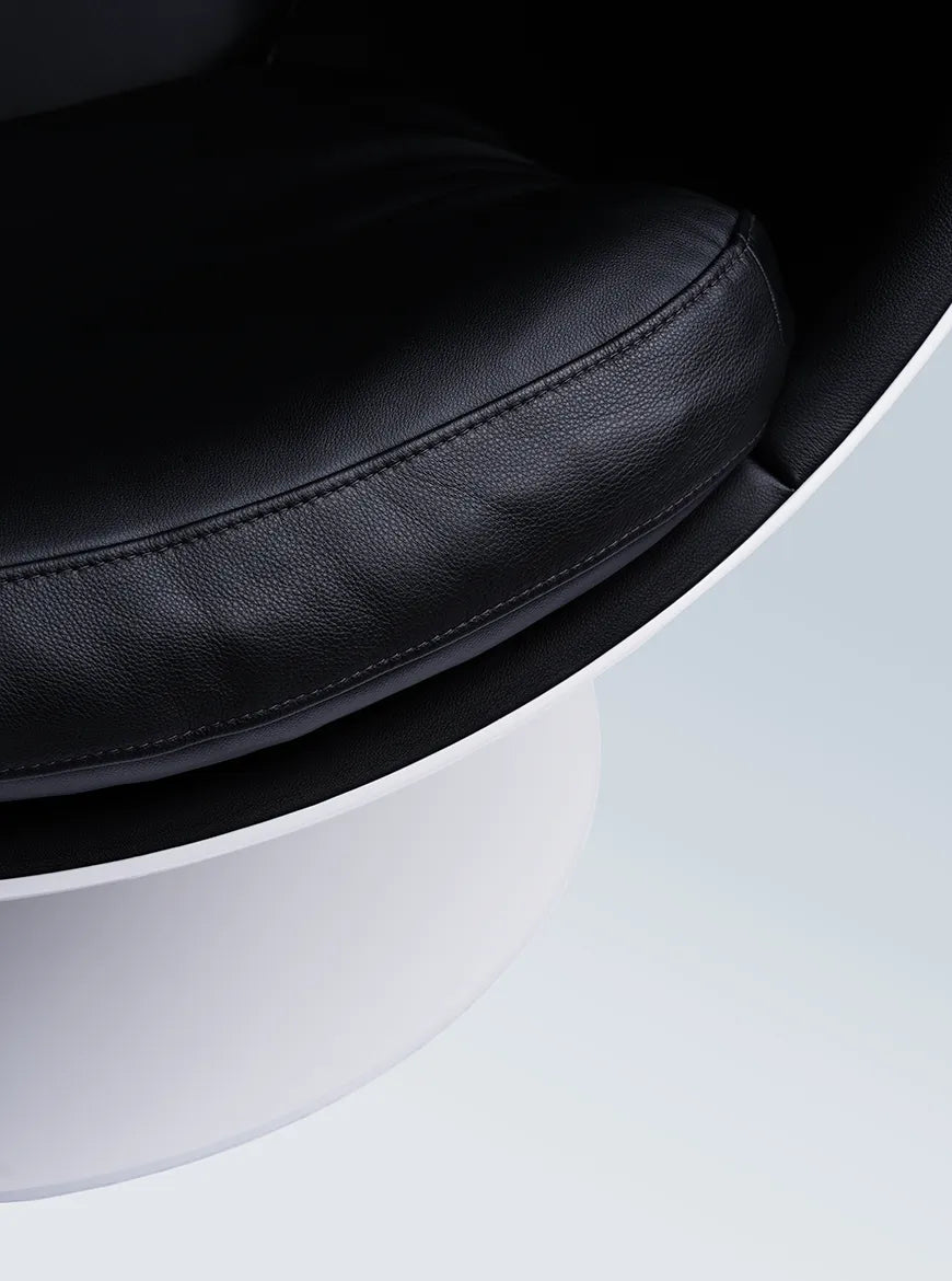 The Leather Ball Chair af Eero Aarnio