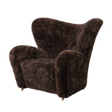 Den Trætte Mand Lænestol, Sheepskin fra Audo Copenhagen - Dark Stained Oak - Sheepskin Espresso - Jacobsen Plus