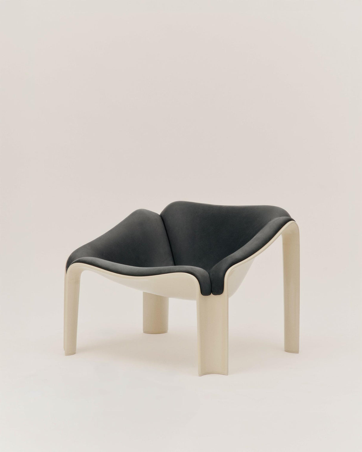 F300 Lounge Chair fra Gubi - 8 - Jacobsen Plus
