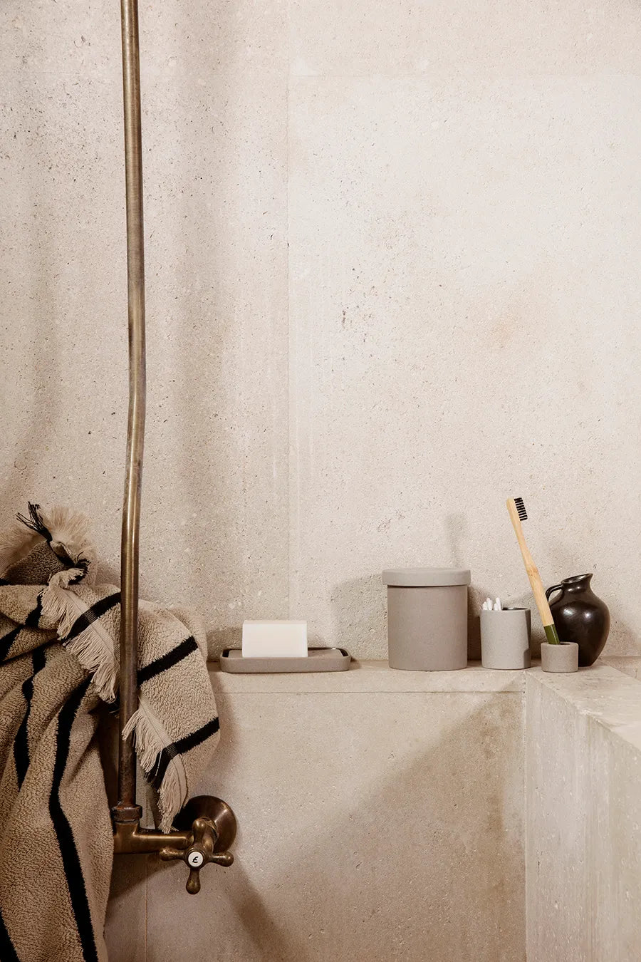 Alee Bath Towel, sand/black fra Ferm Living - 3 - Jacobsen Plus