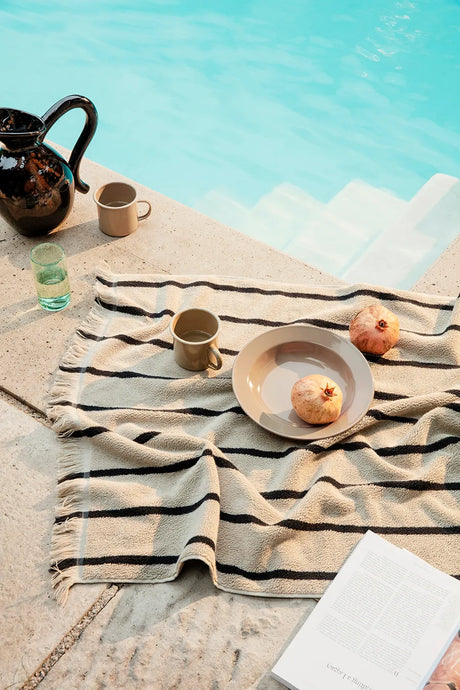 Alee Bath Towel, sand/black fra Ferm Living - 2 - Jacobsen Plus