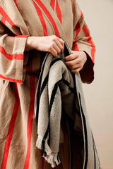 Alee Bath Towel, sand/black fra Ferm Living - 5 - Jacobsen Plus