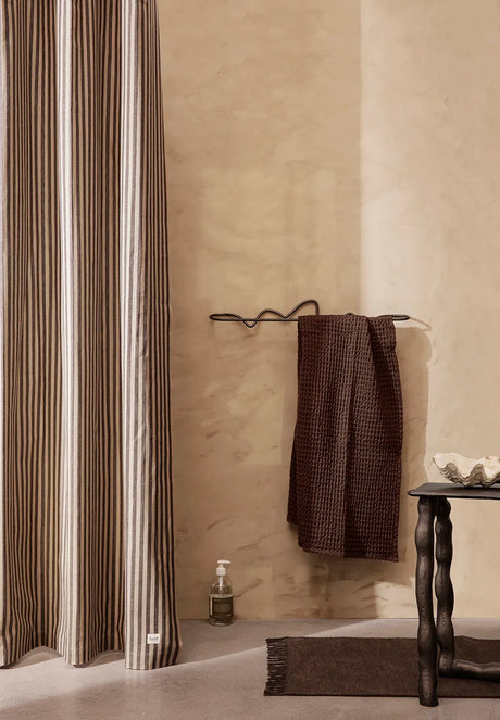 Curvature Towel Hanger fra Ferm Living - Brass - Jacobsen Plus