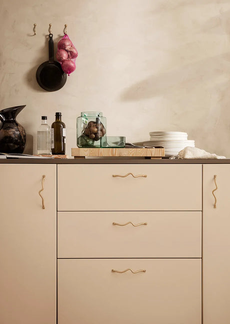 Curvature handle fra Ferm Living - Brass - Jacobsen Plus