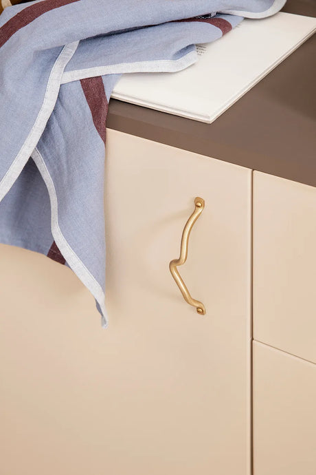 Curvature handle fra Ferm Living - Brass - Jacobsen Plus