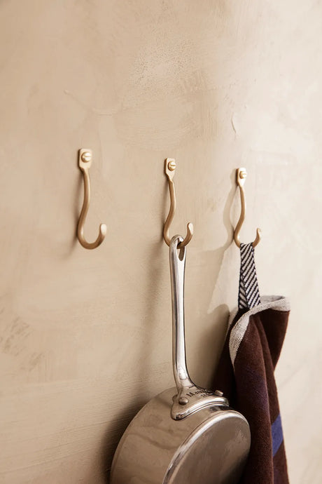 Curvature Hook, 3 stk fra Ferm Living - Brass - Jacobsen Plus