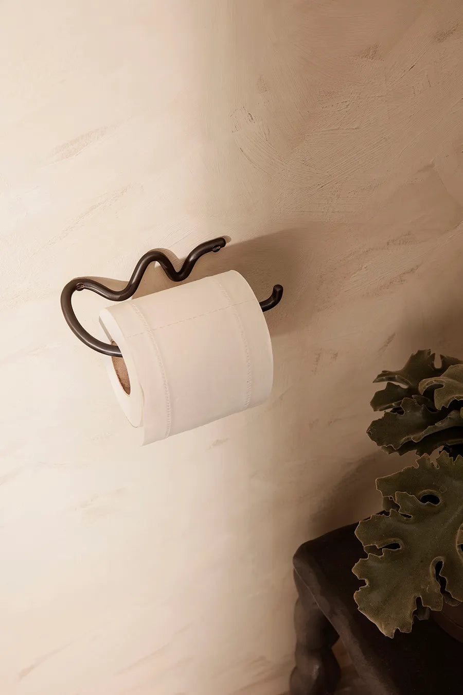 Curvature Toilet Paper Holder fra Ferm Living