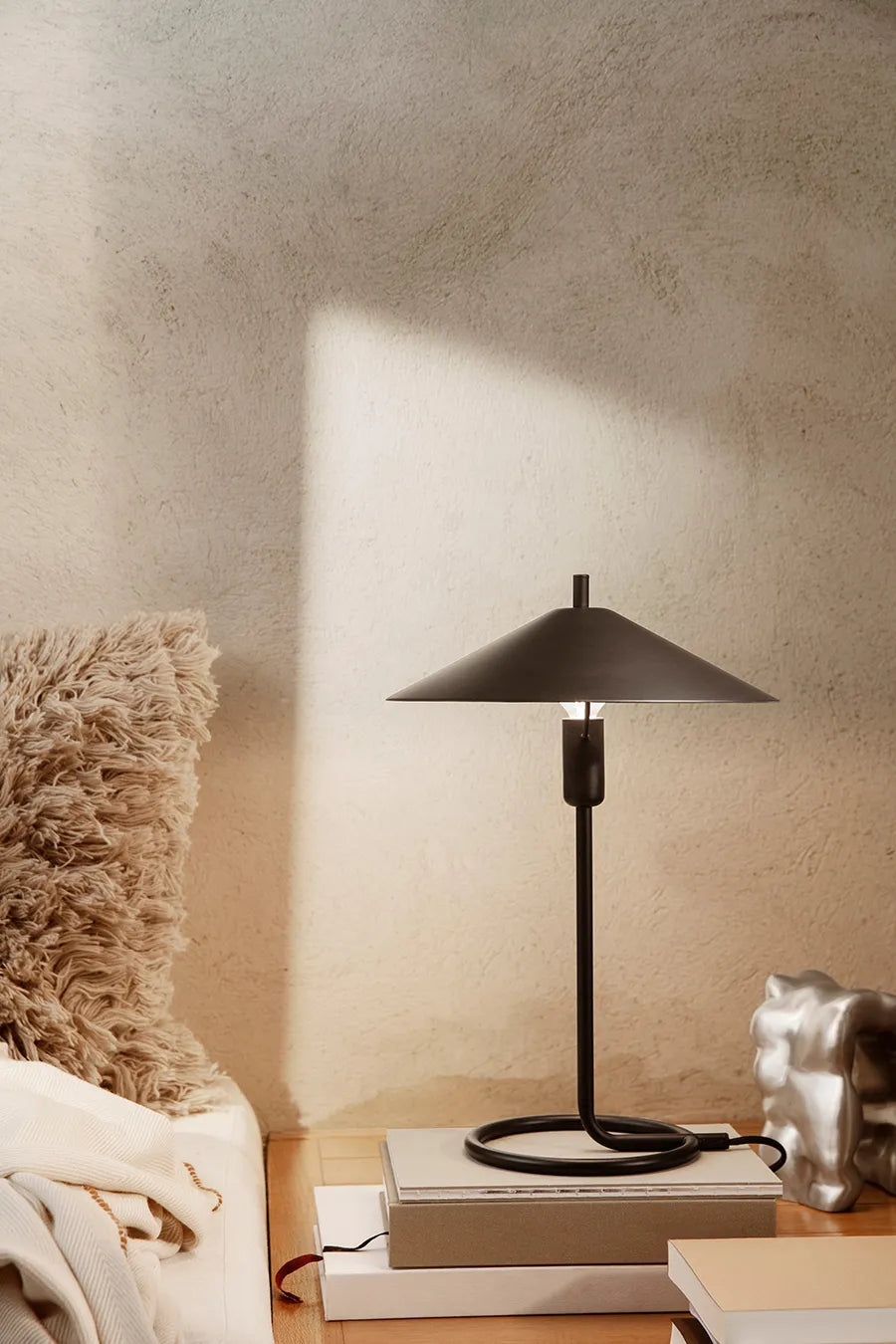 Filo Table Lamp, black fra Ferm Living