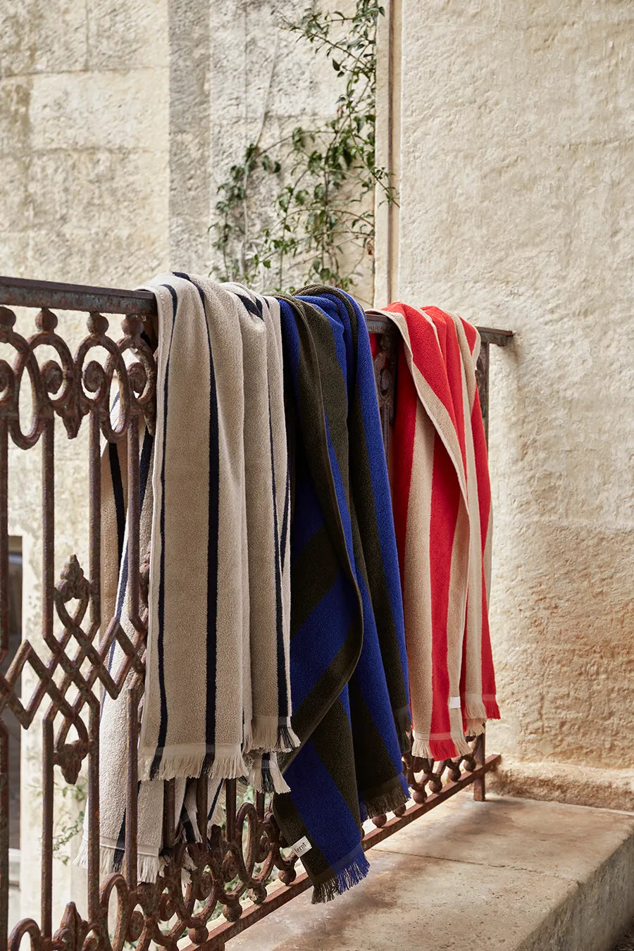 Alee Beach Towel, light camel/red fra Ferm Living