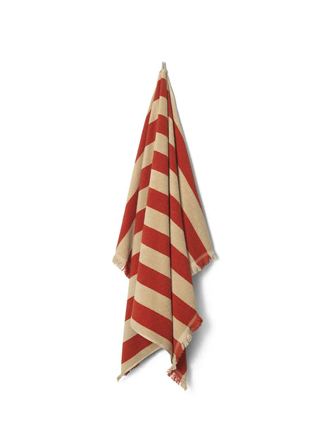 Alee Beach Towel, light camel/red fra Ferm Living - 1 - Jacobsen Plus