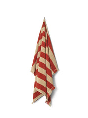 Alee Beach Towel, light camel/red fra Ferm Living