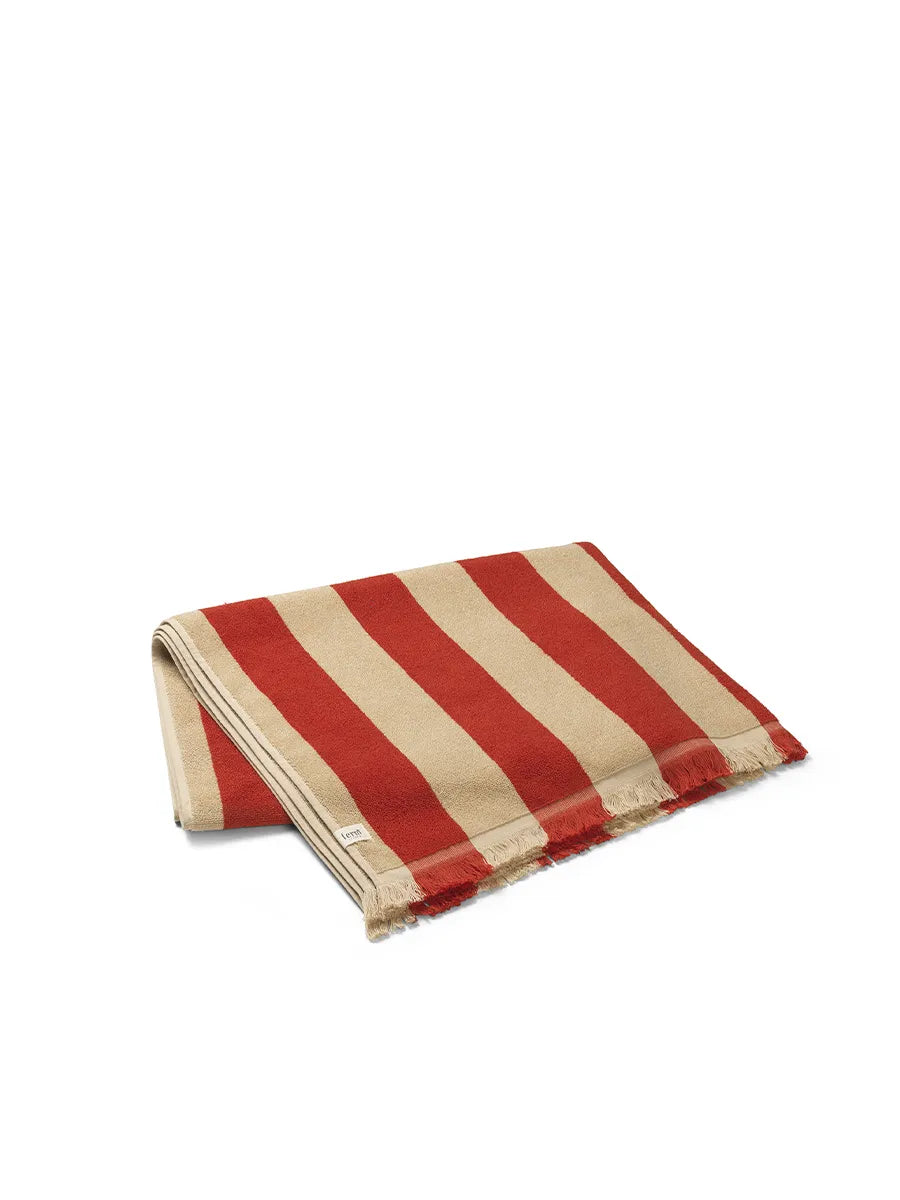 Alee Beach Towel, light camel/red fra Ferm Living