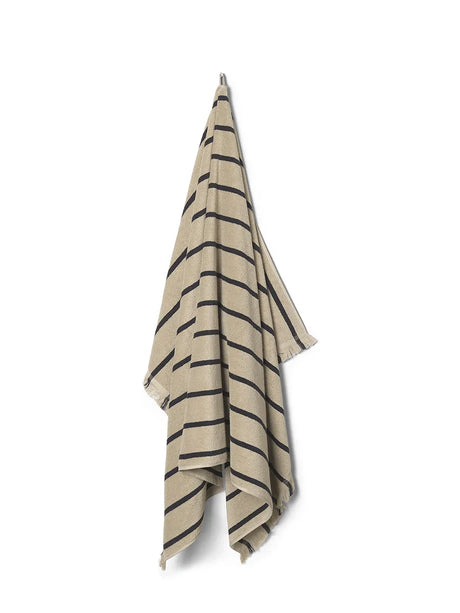 Alee Beach Towel, sand/black fra Ferm Living - 1 - Jacobsen Plus