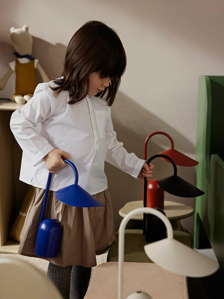 Arum Portable Bordlampe fra Ferm Living - Cashmere - Jacobsen Plus