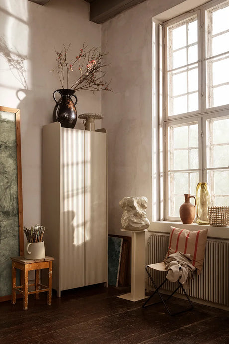Sill Cupboard Tall fra Ferm Living - Cashmere - Jacobsen Plus