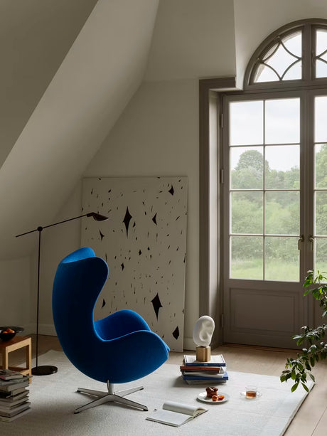 3316 Ægget loungestol, stel i børstet aluminium af Arne Jacobsen - Aura læder - Black Brown - Jacobsen Plus