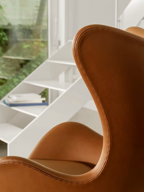 3316 Ægget loungestol, stel i børstet aluminium af Arne Jacobsen - Aura læder - Black Brown - Jacobsen Plus