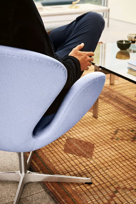3320 Svanen loungestol, stel i børstet aluminium af Arne Jacobsen - Aura læder - Black Brown - Jacobsen Plus