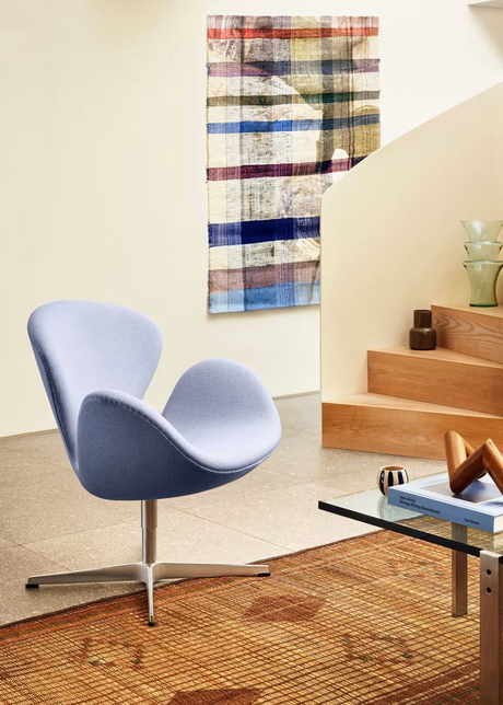 3320 Svanen loungestol, stel i børstet aluminium af Arne Jacobsen - Aura læder - Black Brown - Jacobsen Plus