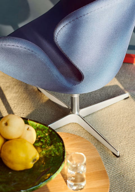 3320 Svanen loungestol, stel i børstet aluminium af Arne Jacobsen - Aura læder - Black Brown - Jacobsen Plus