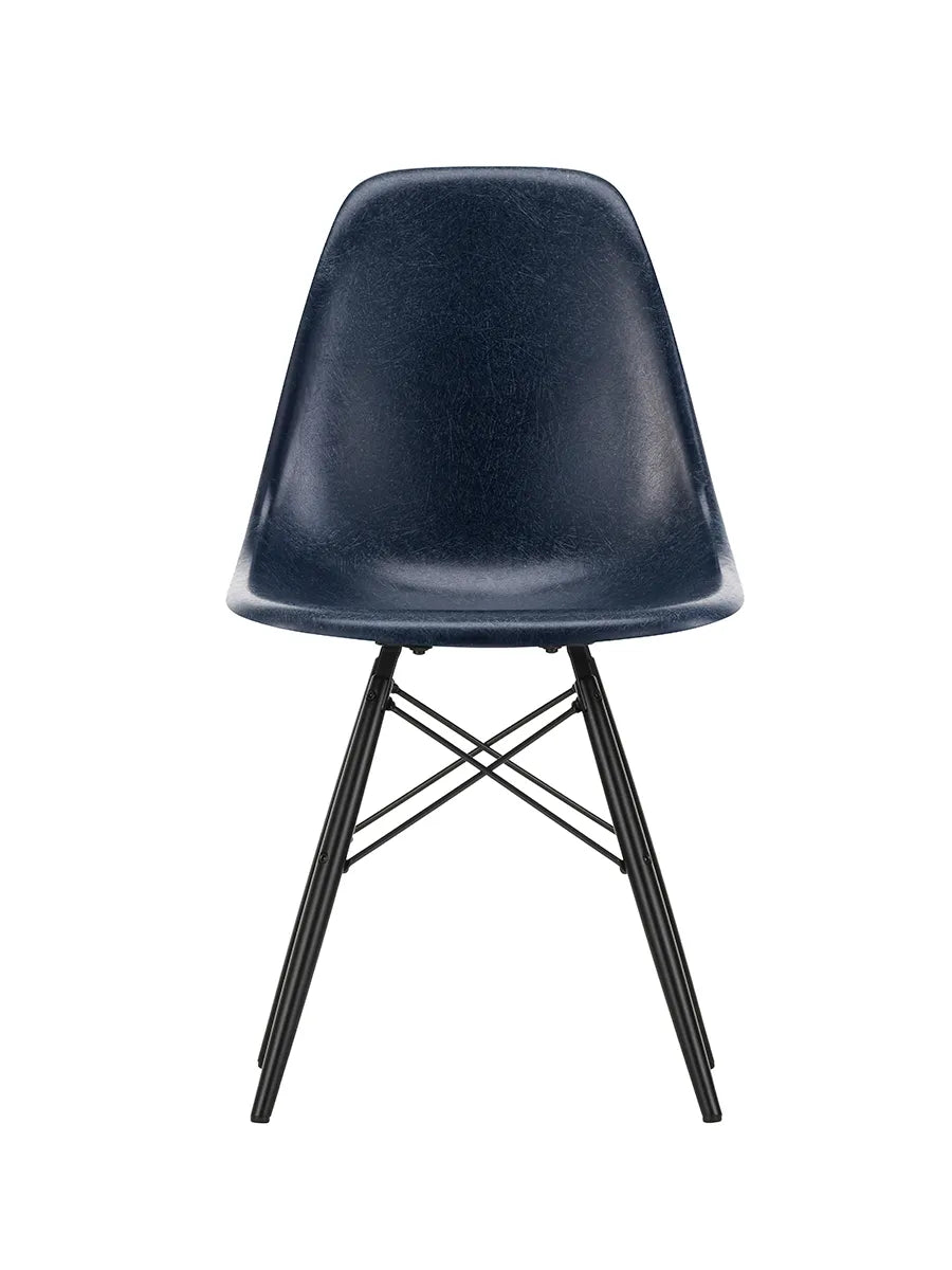 Eames Fiberglass Chair DSW, sortlakeret ahorn fra Vitra