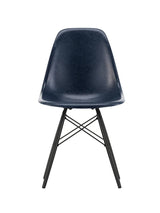Eames Fiberglass Chair DSW, sortlakeret ahorn fra Vitra - 1 - Jacobsen Plus