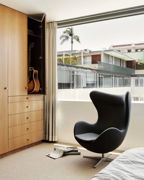 3316 Ægget loungestol, stel i børstet aluminium af Arne Jacobsen - Aura læder - Black Brown - Jacobsen Plus