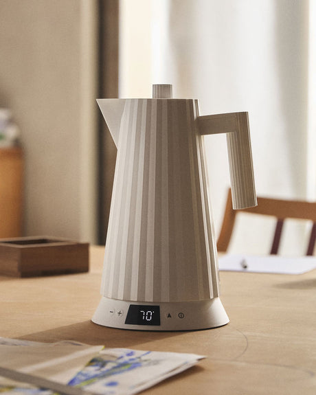 Plissé elektrisk vandkedel med temperaturkontrol 1,7 l fra Alessi - 1 - Jacobsen Plus