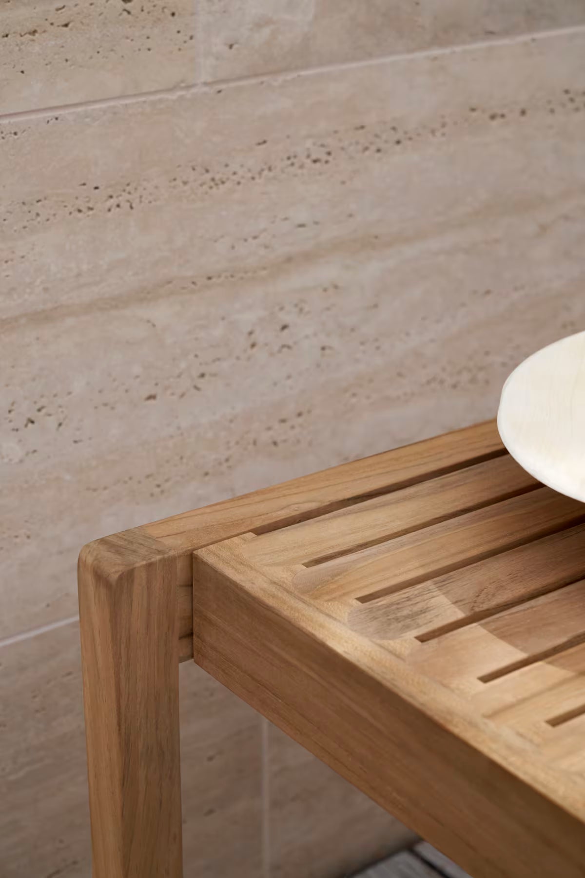 Bodil Kjær udendørs loungesæt i teak med 1 sidebord og 2 loungestole inkl. hynder fra Carl Hansen & Søn - 6 - Jacobsen Plus