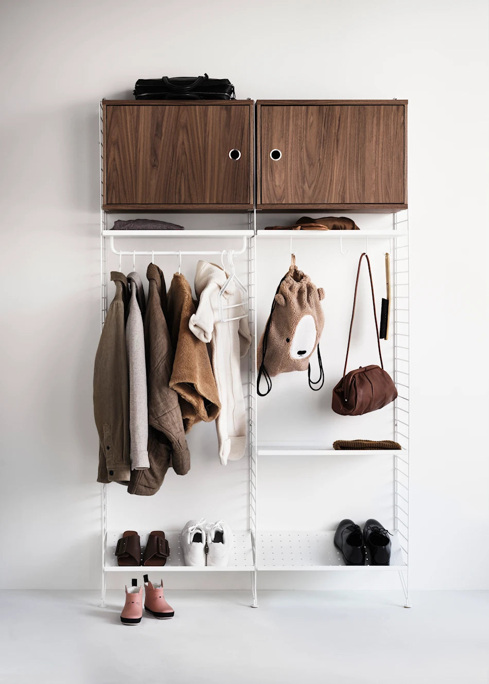 Hallway T, entréreol fra String Furniture - 1 - Jacobsen Plus