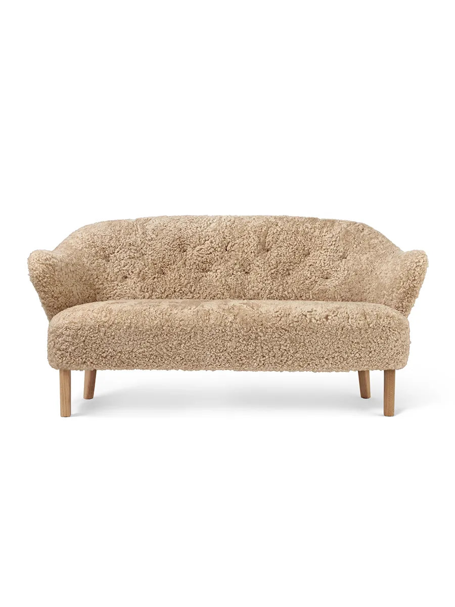 Ingeborg Sofa fra Audo Copenhagen - Fåreskind / Honey / Eg - Jacobsen Plus