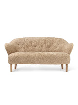 Ingeborg Sofa fra Audo Copenhagen - Fåreskind / Honey / Eg - Jacobsen Plus