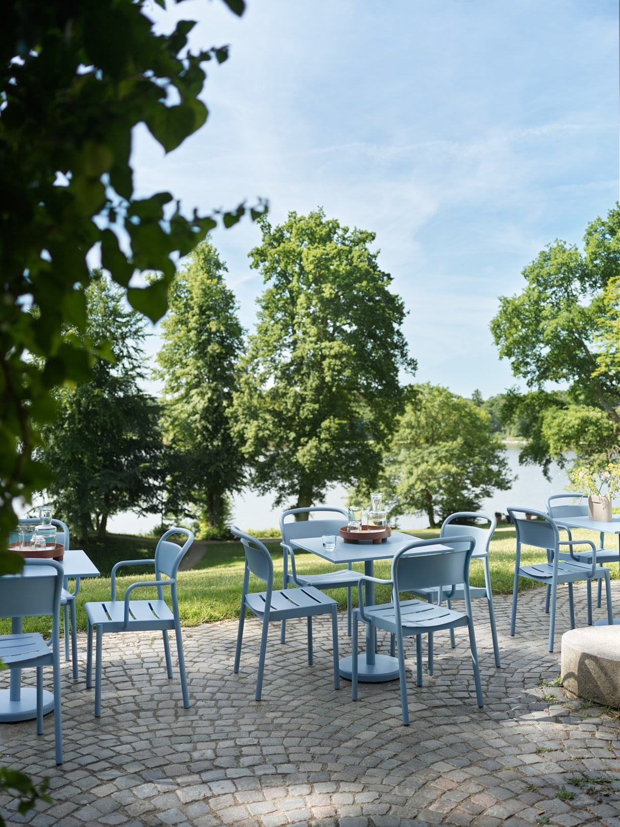 Linear Steel cafébord 70x70cm, H73 cm fra Muuto - 2 - Jacobsen Plus