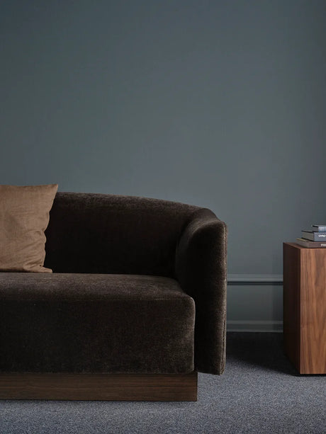Shore Sofa 2 Seater Plinth, umber fra New Works - 2 - Jacobsen Plus