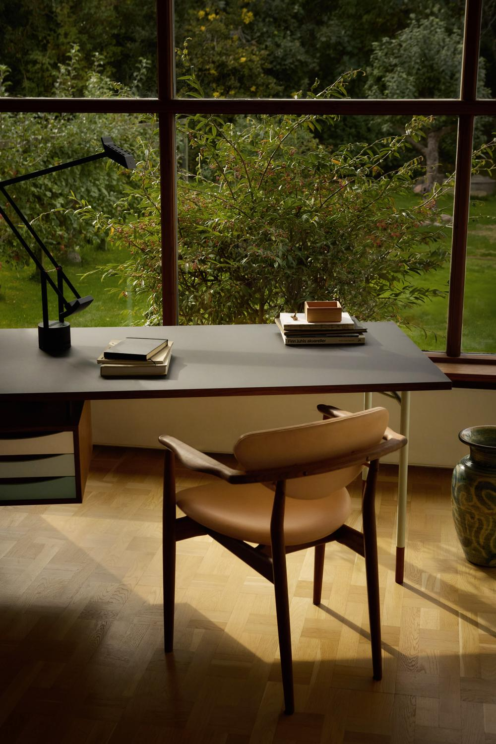 109 Armchair, valnød af Finn Juhl