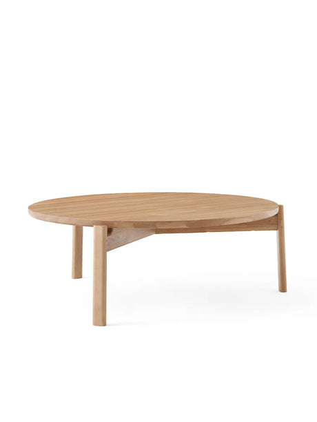 Passage Lounge Table, Ø90 cm fra Audo Copenhagen - Natural Oak - Jacobsen Plus