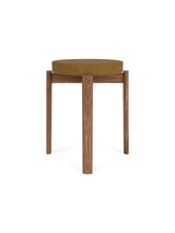 Passage Stool, upholstered fra Audo Copenhagen - Walnut - Audo Bouclé 06 - Jacobsen Plus