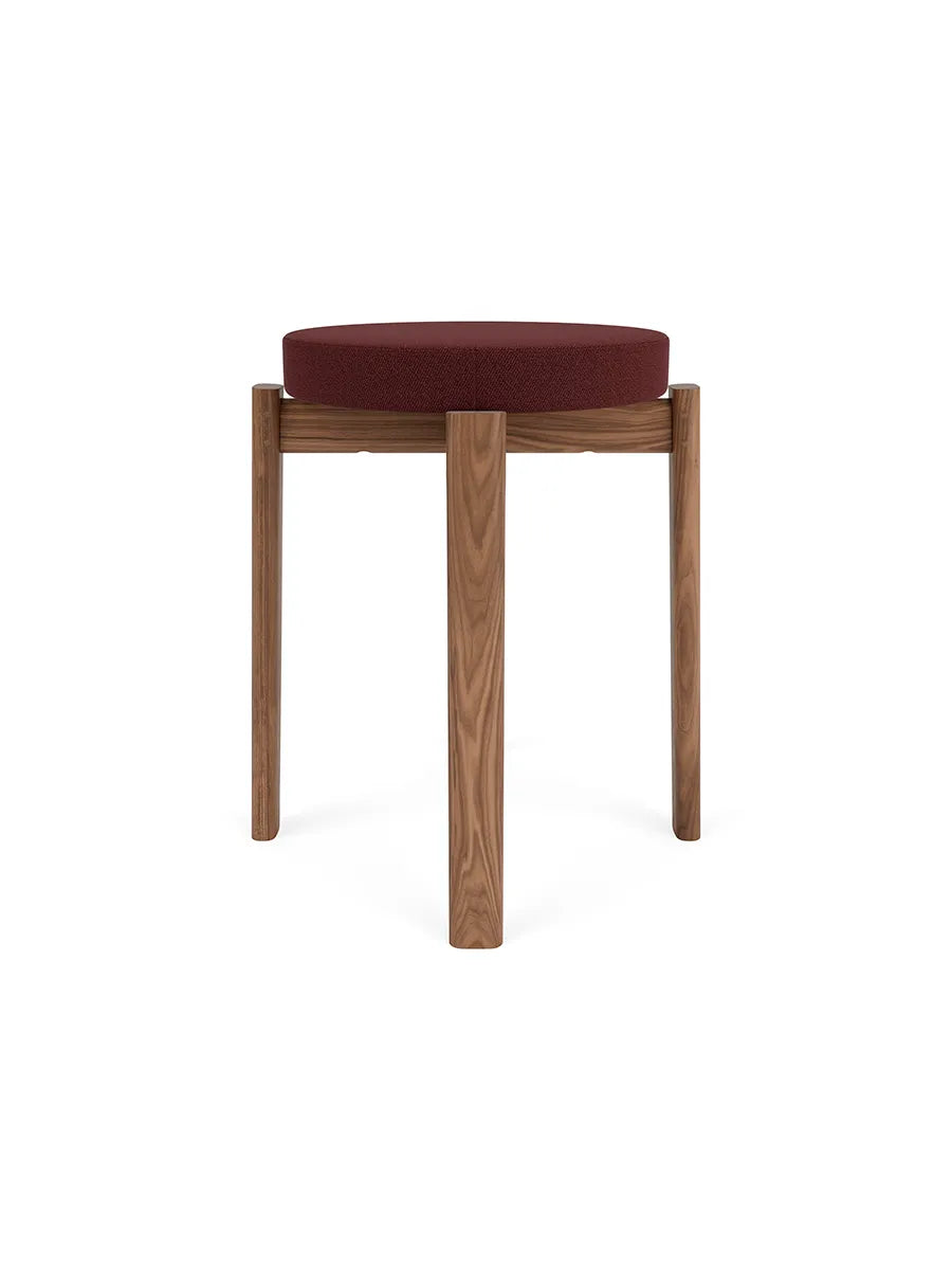 Passage Stool, upholstered fra Audo Copenhagen - Walnut - Vidar 0693 - Jacobsen Plus