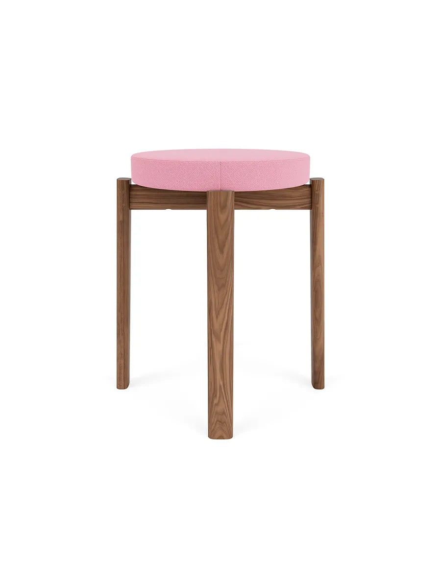 Passage Stool, upholstered fra Audo Copenhagen - Walnut - Vidar 0526 - Jacobsen Plus