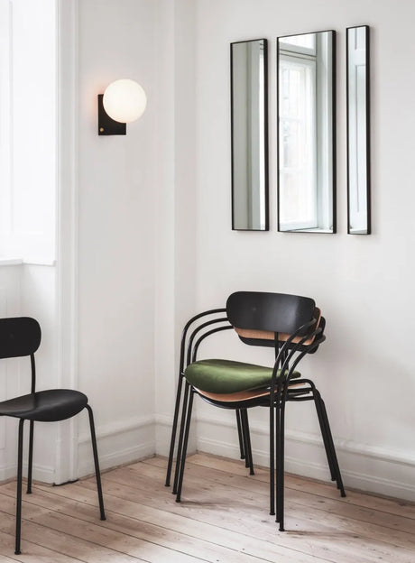 Pavilion Armstol AV2 fra &Tradition - Sortlakeret eg - Jacobsen Plus