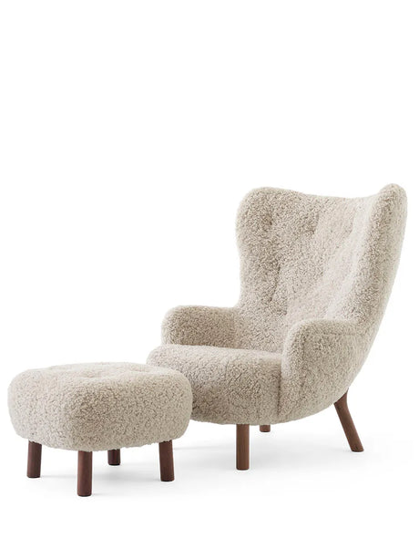 Petra VB3 inkl. Skammel, sheepskin moonlight/walnut fra &Tradition - 1 - Jacobsen Plus