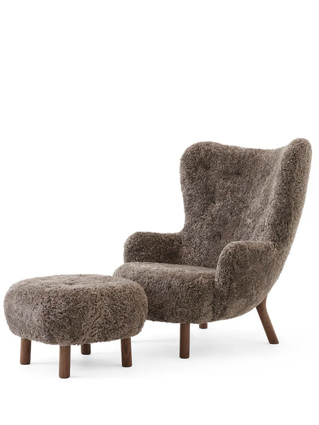 Petra VB3 inkl. Skammel, sheepskin sahara/walnut fra &Tradition - 1 - Jacobsen Plus